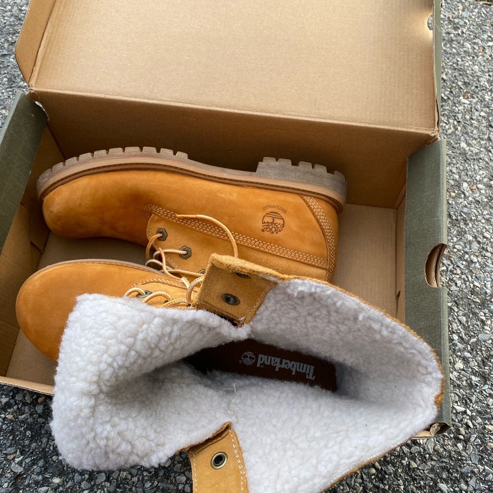 Women Timberland Authentic Waterproof Teddy Fleece lined winter boot size 9